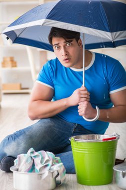 Evdeki adam, komşu sel sızıntısıyla uğraşıyor.