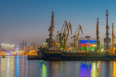 Bakü Azerbaycan 'daki deniz limanının gece görüşü