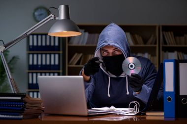 Hacker ev bilgisayarından kişisel verileri çalıyor