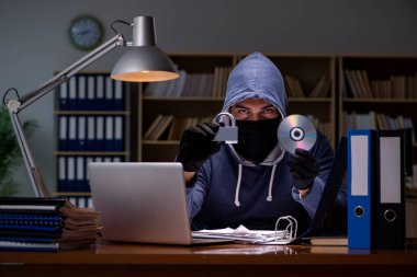 Hacker ev bilgisayarından kişisel verileri çalıyor