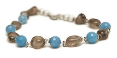 Beyaz arka plan üzerinde izole güzel kolye