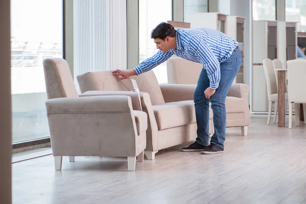 Hombre joven de compras en tienda de muebles — Foto de Stock