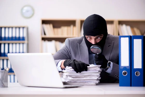 Кримінальний бізнесмен одягнений в балаклаву в офісі — стокове фото
