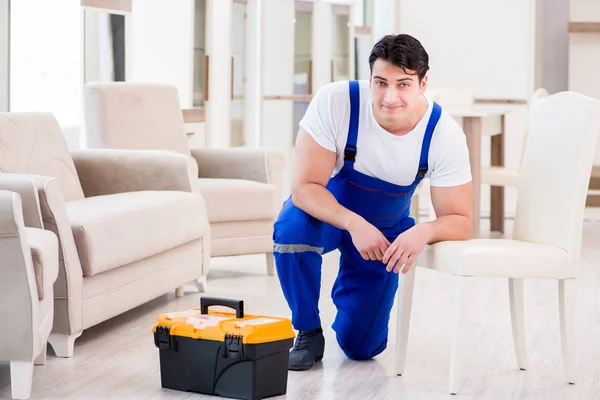 Meubilair reparateur werkt in de winkel — Stockfoto