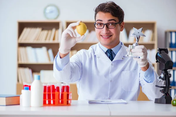 Doctor científico recibiendo premio por su descubrimiento de investigación — Foto de Stock