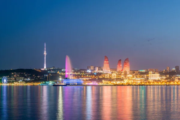 Vista nocturna de Bakú Azerbaiyán al atardecer — Foto de Stock