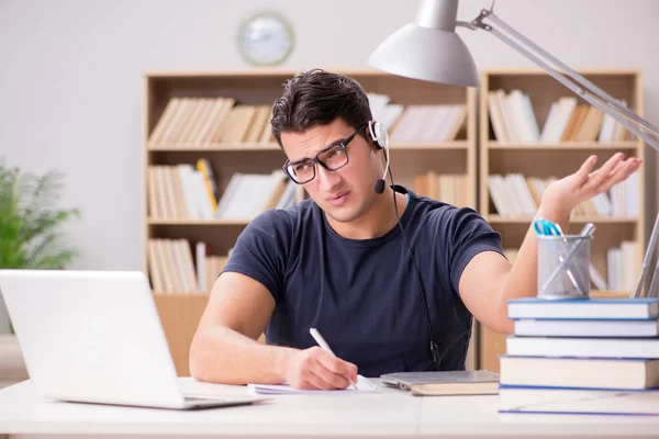 Freelancer jovem trabalhou no computador — Fotografia de Stock