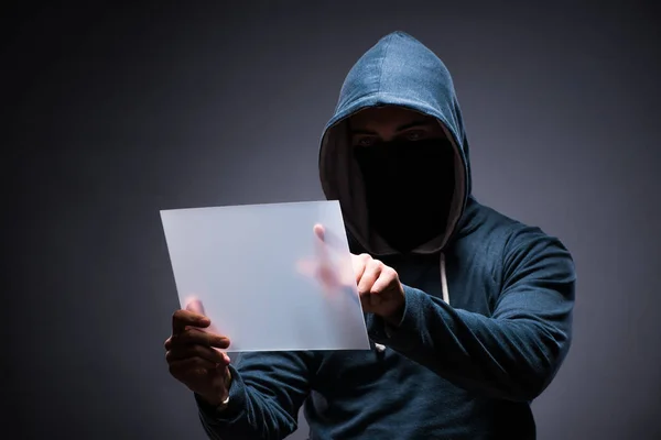 Hacker werkt op tablet in het donker — Stockfoto