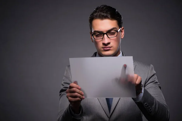 Bonito homem de negócios trabalhando no computador tablet — Fotografia de Stock