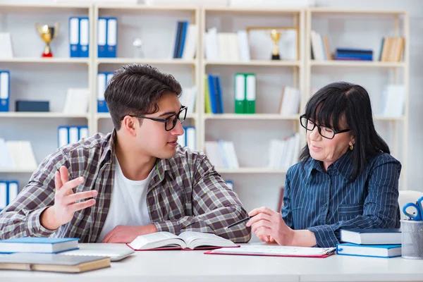 Jonge student tijdens individuele bijles — Stockfoto