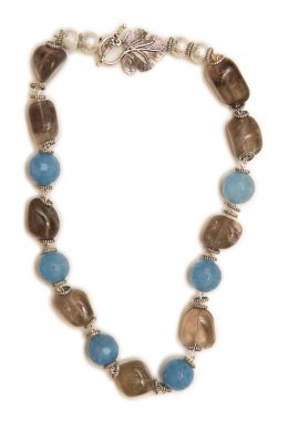 Beyaz arka plan üzerinde izole güzel kolye