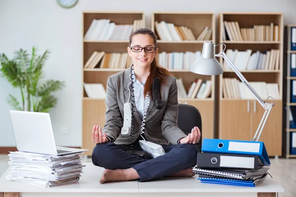 Geschäftige wütende Geschäftsfrau sitzt auf dem Schreibtisch im Büro — Stockfoto