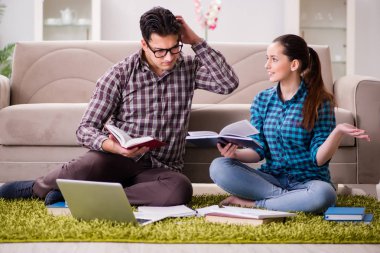 Üniversite sınavlarına hazırlanan öğrenciler