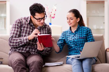 Üniversite sınavlarına hazırlanan öğrenciler