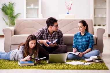 Üniversite sınavlarına hazırlanan öğrenciler