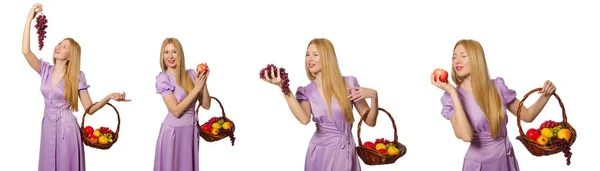 Жінка з фруктовим кошиком ізольована на білому — стокове фото
