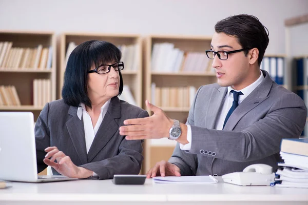 Geschäftspaar diskutiert im Büro — Stockfoto