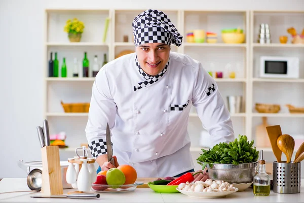 Jovem cozinheiro do sexo masculino trabalhando na cozinha — Fotografia de Stock