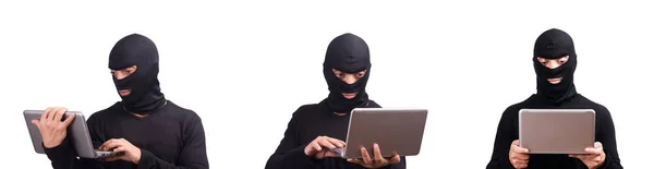 Hacker med dator bär balaclava — Stockfoto