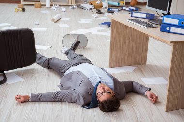 İşadamı office yerdeki ölü