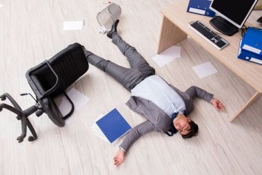 İşadamı office yerdeki ölü