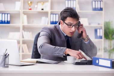 Ofisteki yangın alarmı sırasında iş adamı.