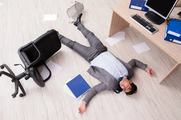 Biznesmen martwy na podłodze office — Zdjęcie stockowe