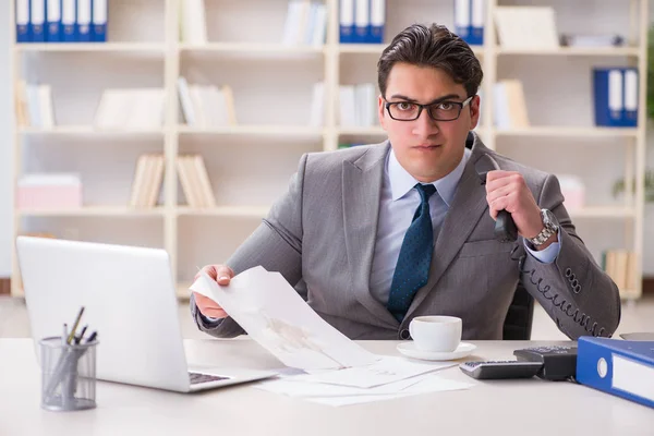 Un homme d'affaires renverse du café sur des documents importants — Photo