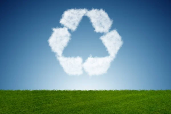 Symbole de recyclage fabriqué à partir de nuages — Photo