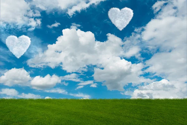 Романтическая концепция с облаками на небе — стоковое фото
