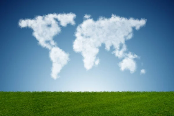 自然概念の雲で作られた世界地図 — ストック写真