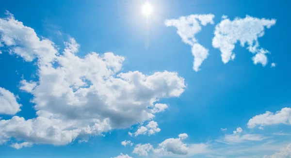 Kaart van de wereld gemaakt van wolken in natuur concept — Stockfoto