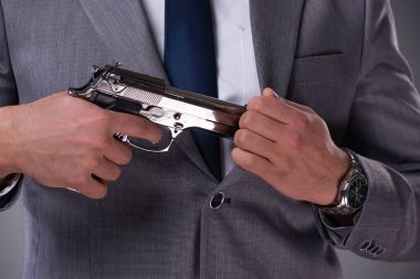 Cebinden silahını çekerek işadamı