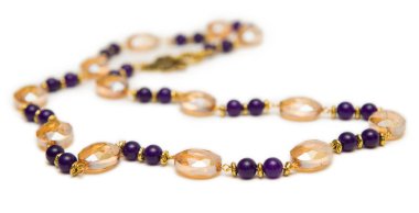 Beyaz arka plan üzerinde izole güzel kolye