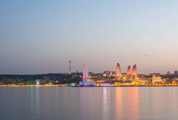 Nattvisning av Baku Azerbajdzjan under solnedgången — Stockfoto