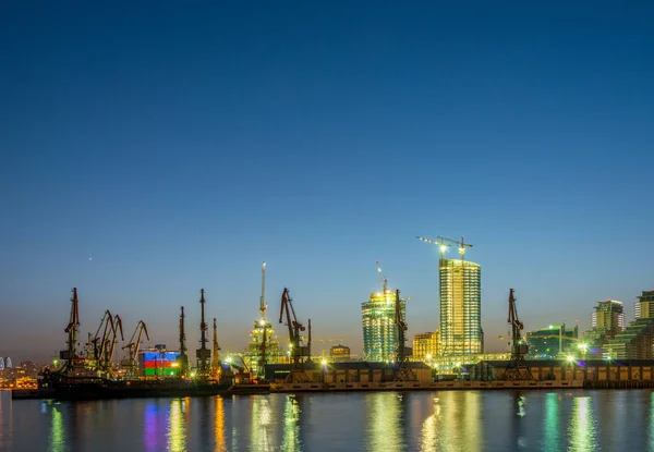 Éjszakai kilátás a tengeri kikötő Baku Azerbajdzsán — Stock Fotó