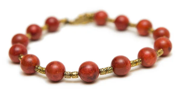 Hezký náhrdelník s červenými korálky izolovaných na bílém pozadí — Stock fotografie