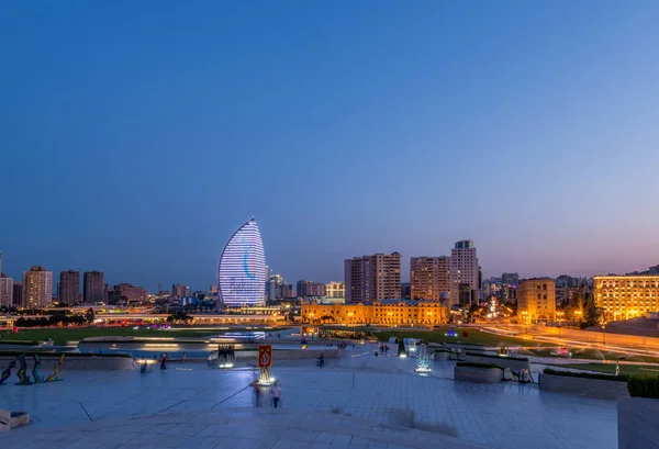 Vista noturna de Baku Azerbaijão durante o pôr do sol — Fotografia de Stock