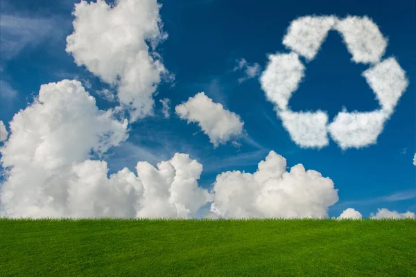 Symbole de recyclage fabriqué à partir de nuages — Photo