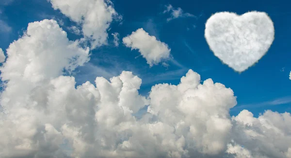 Conceito romântico com nuvens no céu — Fotografia de Stock