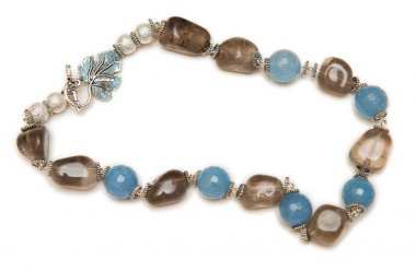 Beyaz arka plan üzerinde izole güzel kolye