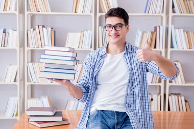 Kitapları olan genç bir öğrenci sınavlara hazırlanıyor.