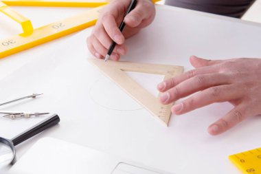 Erkek mühendis çizimler ve planlar üzerinde çalışıyor.