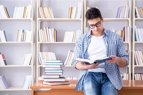 Joven estudiante con libros preparándose para los exámenes — Foto de Stock