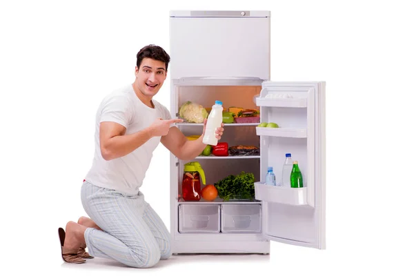 Homme à côté du frigo plein de nourriture — Photo