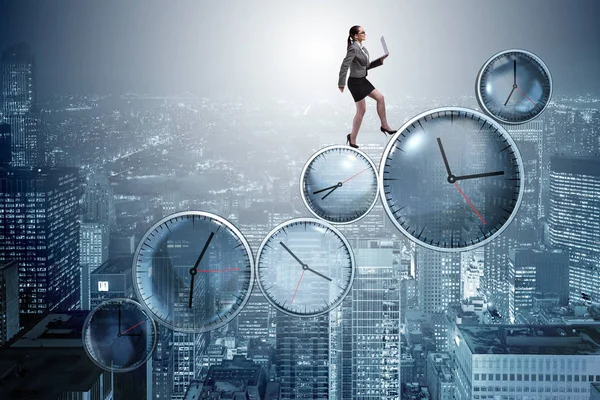 Üzletasszony az időgazdálkodás koncepciójában — Stock Fotó