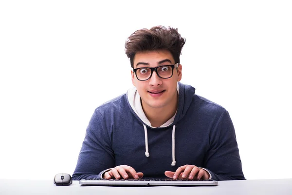 Lustige Nerd-Mann arbeitet am Computer isoliert auf weiß — Stockfoto