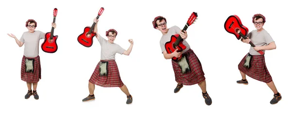 Scotsman tocando la guitarra aislada en blanco — Foto de Stock