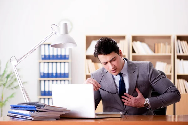 Empresário sentindo dor no escritório — Fotografia de Stock