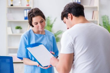 Tıbbi konsept olarak kadın doktoru ziyaret eden adam